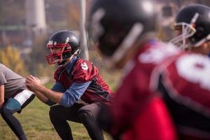 American-Football-Spieler dehnen und aufwärmen foto