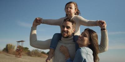 junge familie, die urlaub im herbst genießt foto