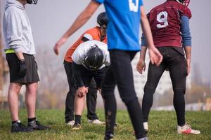 American-Football-Spieler dehnen und aufwärmen foto