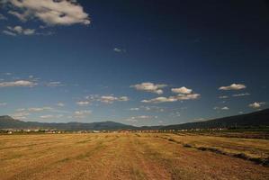 sonniger tag und dramatischer himmel foto