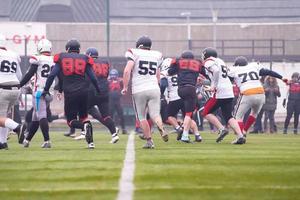 Trainingsspiel professioneller American-Football-Spieler foto