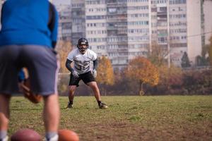 American-Football-Team mit Trainer in Aktion foto