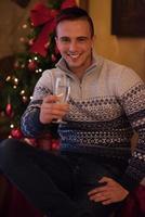 glücklicher junger Mann mit einem Glas Champagner foto