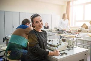 Studenten, die im elektronischen Klassenzimmer üben foto