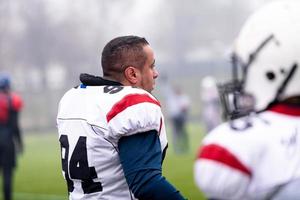 Selbstbewusste American-Football-Spieler verlassen das Feld foto