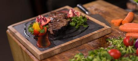 saftige scheiben gegrilltes steak auf holzbrett foto