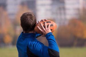 American-Football-Team mit Trainer in Aktion foto