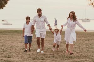 Seniorenpaar in Freizeitkleidung mit ihren Kindern, Jungen und Mädchen genießen den Strand und verbringen einen gemeinsamen Urlaub. Familienzeit . selektiver Fokus foto