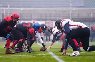 professionelle American-Football-Spieler bereit zum Start foto