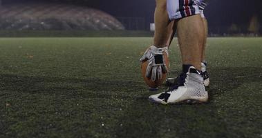 american-football-kicker bereit für fußball-anstoß foto