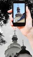 tourist, der foto der kirche in kiew macht