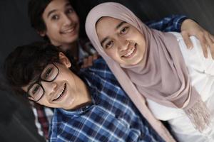 Gruppe arabischer Teenager, die Selfie-Fotos auf dem Smartphone machen foto