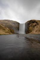 Wasserfall unter bewölktem Himmel foto