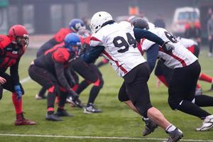 Trainingsspiel professioneller American-Football-Spieler foto