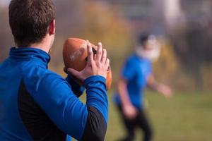 American-Football-Team mit Trainer in Aktion foto