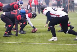 professionelle American-Football-Spieler bereit zum Start foto