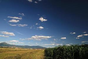 sonniger Tag und dramatischer Himmel... foto