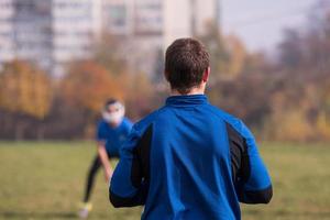 American-Football-Team mit Trainer in Aktion foto