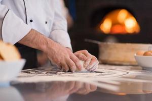 kochhände bereiten teig für pizza vor foto