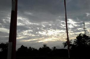 Wolken am Himmel, wenn die Sonne untergeht foto