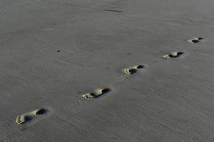 schöne Fußabdrücke entlang der Meeresküste in Scheunenstall foto
