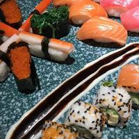 verschiedene Sushi auf einem Teller foto