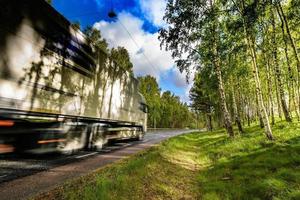 großer LKW fährt auf der Straße foto