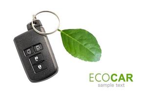 öko-auto, autoschlüssel mit grünem blatt, elektrische energie grüne umwelt ökologiekonzept. foto