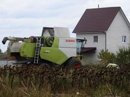 Oblast Kiew, Ukraine - 02. Oktober 2022 Mähdrescher mäht und erntet foto