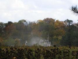 Oblast Kiew, Ukraine - 02. Oktober 2022 Mähdrescher mäht und erntet foto