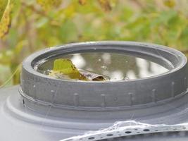 Wasser auf dem Deckel des Wassertanks verschüttet foto