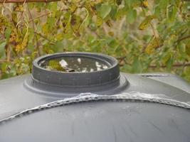 Wasser auf dem Deckel des Wassertanks verschüttet foto