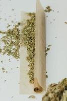 Marihuana-Knospen auf weißem Hintergrund, Nahaufnahme. foto