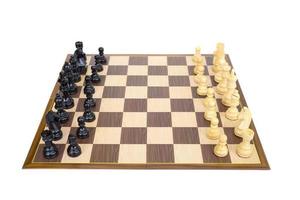 Schachbrett und Schachfiguren aus Holz auf weißem Hintergrund