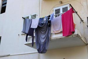 Gewaschene Wäsche und Wäsche trocknen auf dem Balkon. foto