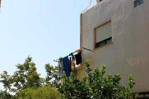 Gewaschene Wäsche und Wäsche trocknen auf dem Balkon. foto