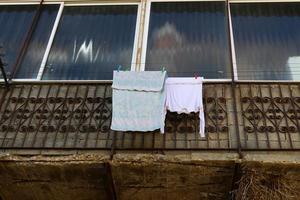 Gewaschene Wäsche und Wäsche trocknen auf dem Balkon. foto