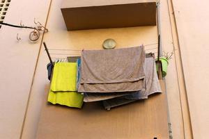 Gewaschene Wäsche und Wäsche trocknen auf dem Balkon. foto