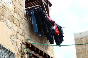 Gewaschene Wäsche und Wäsche trocknen auf dem Balkon. foto