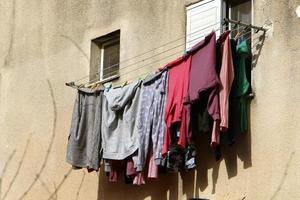 Gewaschene Wäsche und Wäsche trocknen auf dem Balkon. foto