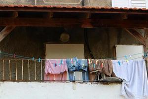 Gewaschene Wäsche und Wäsche trocknen auf dem Balkon. foto