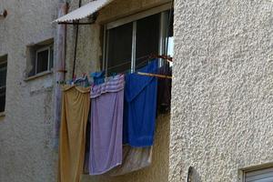 Gewaschene Wäsche und Wäsche trocknen auf dem Balkon. foto