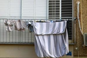 Gewaschene Wäsche und Wäsche trocknen auf dem Balkon. foto