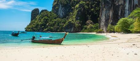 Longtail-Boot auf Hong Island, Krabi, Thailand. wahrzeichen, reiseziel südostasien, urlaub und urlaubskonzept foto