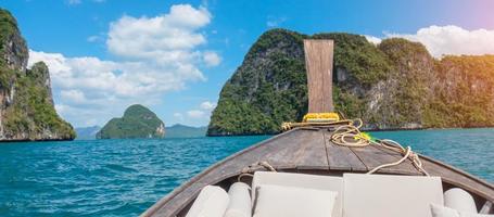 private longtail-bootsfahrt, krabi, thailand. wahrzeichen, ziel, asienreise, urlaub, fernweh und urlaubskonzept foto