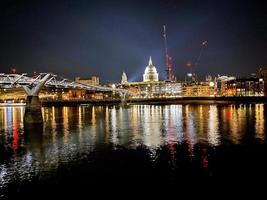 ein blick auf die themse in london bei nacht foto