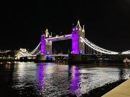 ein blick auf die tower bridge in london bei nacht in lila beleuchtet foto