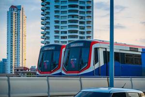 bangkok, thailand 29. mai bts sky train vorbei an der taksin-brücke saphan taksin oder saphan sathorn am abend am 29. mai 2022 in bangkok, thailand. foto