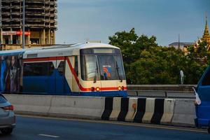 bangkok, thailand 29. mai bts sky train vorbei an der taksin-brücke saphan taksin oder saphan sathorn am abend am 29. mai 2022 in bangkok, thailand. foto