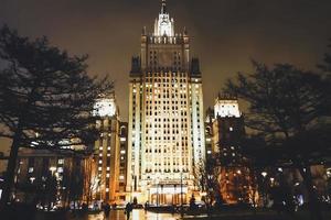 das hauptquartier des außenministeriums in moskau, nachtansicht foto